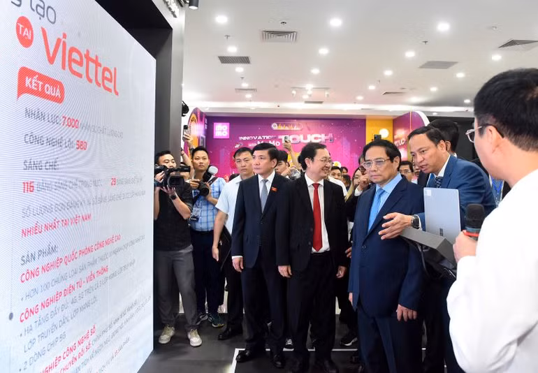 Thủ tướng Phạm Minh Chính cùng các đại biểu tham quan gian hàng trưng bày sản phẩm đổi mới sáng tạo của các doanh nghiệp.