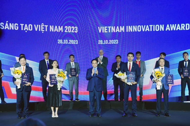 Thủ tướng Phạm Minh Chính trao giải thưởng Thách thức đổi mới sáng tạo Việt Nam 2023 cho 4 đơn vị đoạt giải cao nhất.
