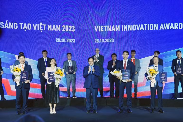 Thủ tướng Phạm Minh Chính trao giải thưởng Thách thức đổi mới sáng tạo Việt Nam 2023 cho 4 đơn vị đoạt giải cao nhất.