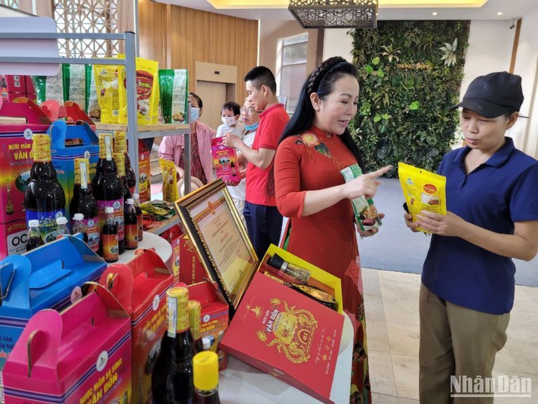 Bà Cao Hồng Vân, Tổng Giám đốc Công ty trách nhiệm hữu hạn một thành viên Newstar giới thiệu với người tiêu dùng về sản phẩm mới vừa được nhận bằng khen của Bộ Nông nghiệp và Phát triển nông thôn.