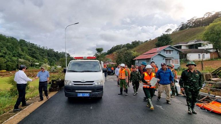 Phó Chủ tịch UBND tỉnh Lâm Đồng Phạm S (trái) đến hiện trường chỉ đạo công tác cứu nạn.