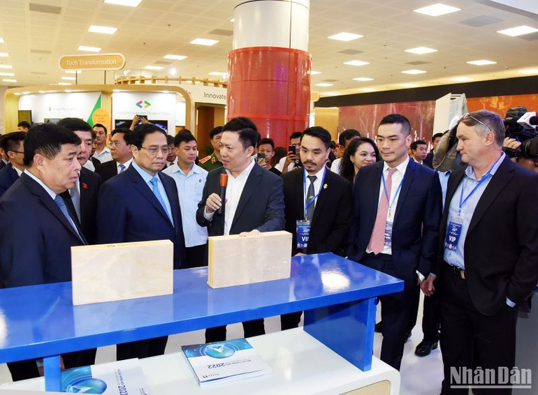 Thủ tướng Phạm Minh Chính cùng các đại biểu tham quan gian hàng trưng bày sản phẩm đổi mới sáng tạo của các doanh nghiệp.