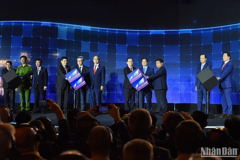 Thủ tướng Phạm Minh Chính và các đại biểu thực hiện nghi lễ khai mạc Triển lãm VIIE 2023.