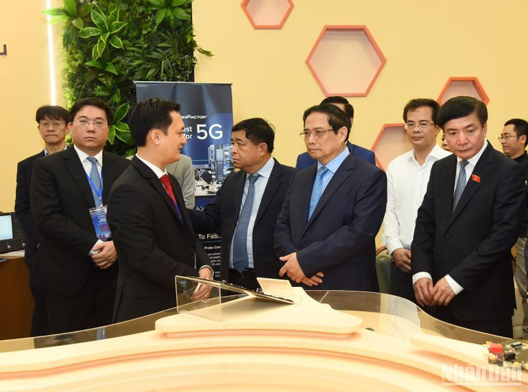 Trong không gian đổi mới sáng tạo lớn nhất Việt Nam, VIIE 2023 có khoảng 300 gian hàng với sự tham gia của nhiều doanh nghiệp công nghệ quy mô lớn.