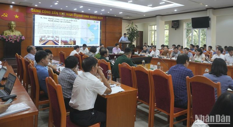 Toàn cảnh Hội nghị ngăn chặn nhập lậu gia cầm và giải pháp phát triển chăn nuôi bền vững được tổ chức chiều 17/10.