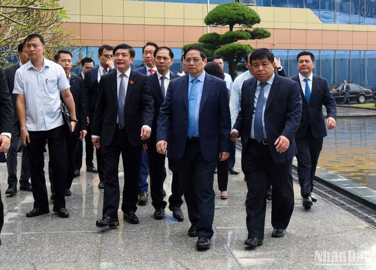 Thủ tướng Phạm Minh Chính và các đại biểu đến dự khánh thành Trung tâm Đổi mới sáng tạo quốc gia.