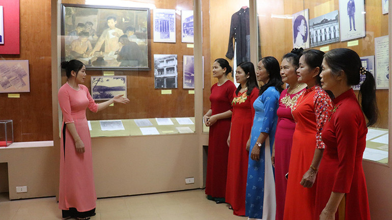 Cán bộ, hội viên Hội Phụ nữ xã Tùng Ảnh tìm hiểu các tài liệu, hiện vật liên quan đến cuộc đời hoạt động cách mạng của Tổng Bí thư Trần Phú.