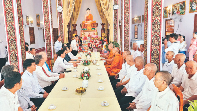 Đoàn công tác tỉnh An Giang thăm, chúc Tết các sư sãi, phật tử tại chùa Soài So Tôm Nớp ở huyện Tri Tôn.