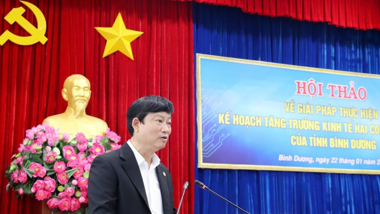 Chủ tịch Ủy ban nhân dân tỉnh Bình Dương Võ Văn Minh phát biểu ý kiến tại hội thảo.