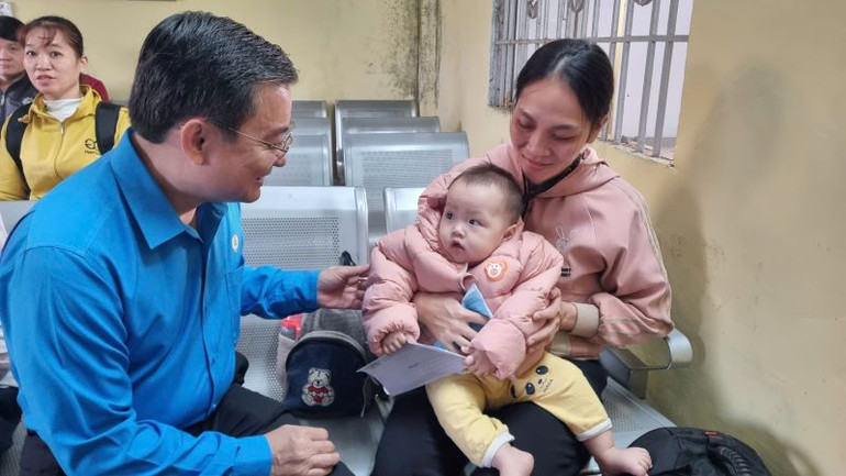 Chủ tịch Liên đoàn Lao động tỉnh Bình Dương Phạm Trọng Nhân động viên và trao quà cho công nhân lao động tại lễ xuất phát “Chuyến tàu Công đoàn-Xuân 2025”.