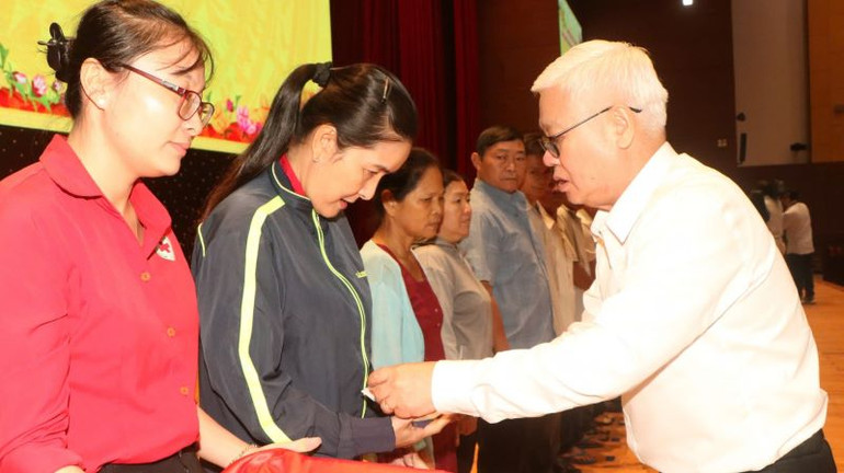 Bí thư Tỉnh ủy Bình Dương Nguyễn Văn Lợi trao tặng quà cho các hộ gia đình chính sách.