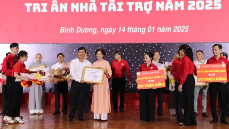 Lãnh đạo tỉnh Bình Dương trao bảng tri ân những đóng góp quý báu của các các cá nhân, đơn vị cho các hoạt động nhân đạo.