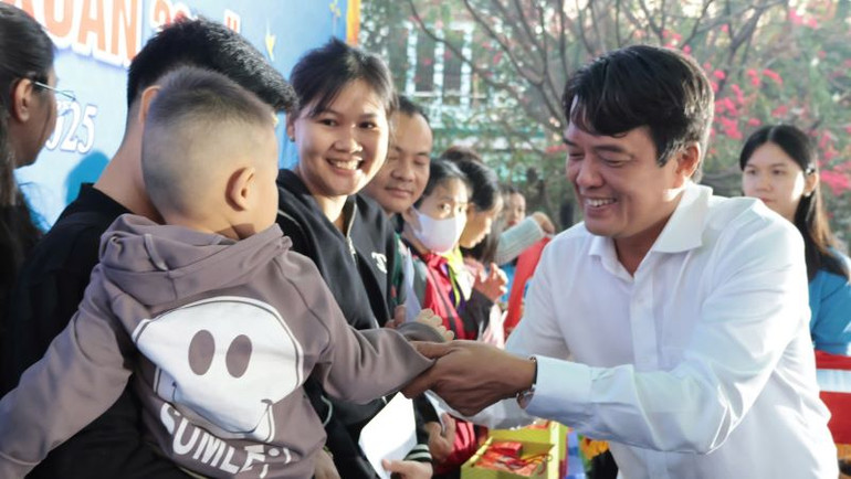 Trưởng Ban Dân vận Tỉnh ủy Bình Dương Bùi Thanh Nhân trao tặng quà cho công nhân lao động tại lễ xuất phát “Chuyến tàu Công đoàn-Xuân 2025”.