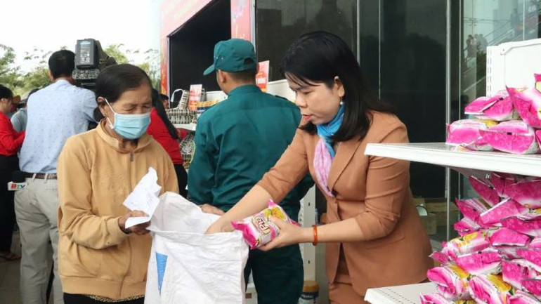 Tổ chức “Chợ Tết 0 đồng -Tết nhân ái” Xuân Ất Tỵ 2025 cho người nghèo tại chương trình.