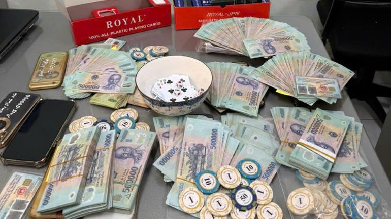 Hơn 445 triệu đồng cùng nhiều tang vật khác mà các đối tượng sử dụng để đánh bạc.