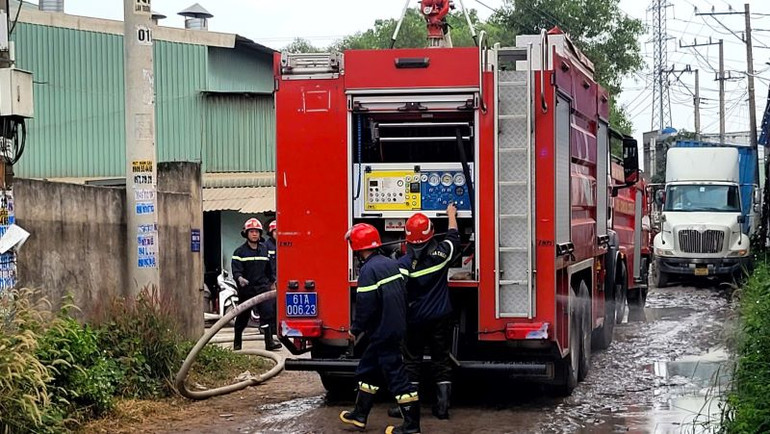 Lực lượng Cảnh sát Phòng cháy chữa cháy và Cứu nạn cứu hộ khẩn trương đến hiện trường chữa cháy.