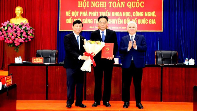 Thừa ủy nhiệm, đồng chí Nguyễn Văn Lợi, Ủy viên Trung ương Đảng, Bí thư Tỉnh ủy Bình Dương (bên phải) và đồng chí Võ Văn Minh, Phó Bí thư Tỉnh ủy, Chủ tịch Ủy ban nhân dân tỉnh trao Quyết định cho đồng chí Nguyễn Lộc Hà.