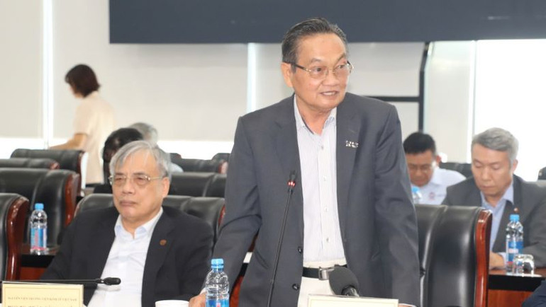 Tiến sĩ Trần Du Lịch chia sẻ tham luận tại hội thảo.