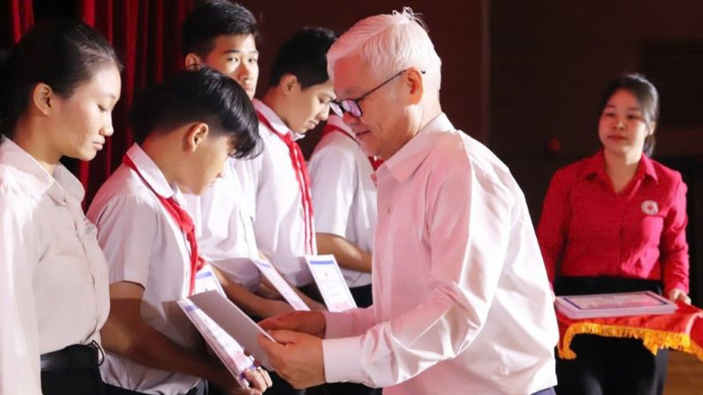Bí thư Tỉnh ủy Bình Dương Nguyễn Văn Lợi trao học bổng cho học sinh có hoàn cảnh khó khăn.