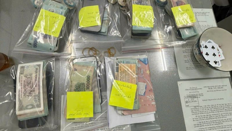 Niêm phong tiền và tang vật mà các đối tượng sử dụng để đánh bạc.