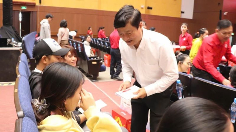 Chủ tịch Ủy ban nhân dân tỉnh Bình Dương Võ Văn Minh trao quà Tết nhân ái cho người nghèo.