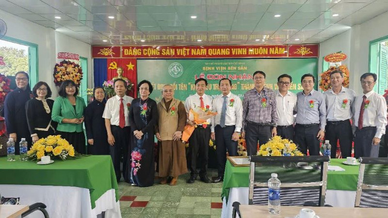 Các đại biểu dự Lễ đón nhận Quyết định đổi tên "Khu điều trị phong" thành "Bệnh viện Bến Sắn". Các đại biểu dự Lễ đón nhận Quyết định đổi tên "Khu điều trị phong" thành "Bệnh viện Bến Sắn".