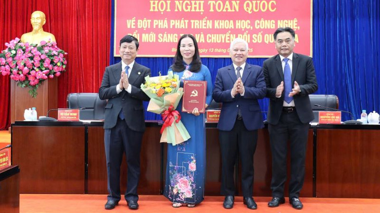 Thừa ủy nhiệm, lãnh đạo tỉnh Bình Dương trao Quyết định cho đồng chí Nguyễn Thị Tuyết Thanh.