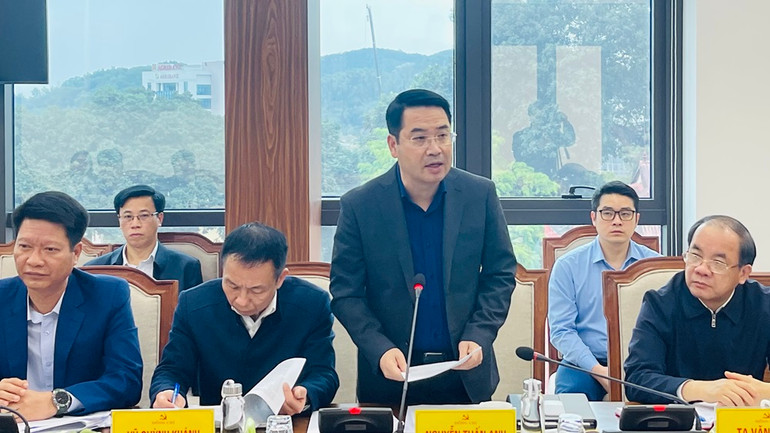 Chủ tịch Ủy ban nhân dân tỉnh Nguyễn Tuấn Anh báo cáo làm rõ kịch bản tăng trưởng kinh tế. (Ảnh: THANH SƠN)