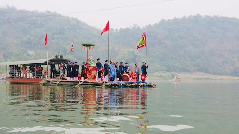 Lễ rước Mẫu qua sông Hồng.