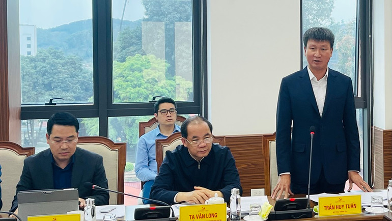 Bí thư Tỉnh ủy Trần Huy Tuấn báo cáo làm rõ về thực hiện công tác cán bộ và tổ chức bộ máy. (Ảnh: THANH SƠN)