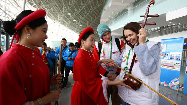 Liza trải nghiệm đàn nhị.