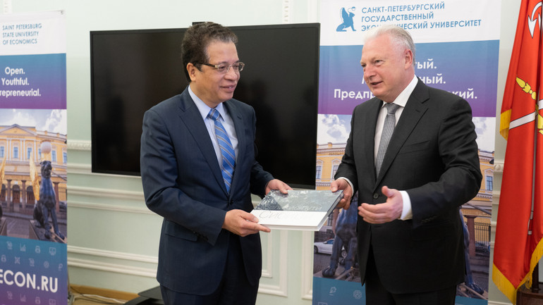 Đại sứ Đặng Minh Khôi (bên trái) trong một sự kiện tại Nga. (Ảnh: THANH THỂ)