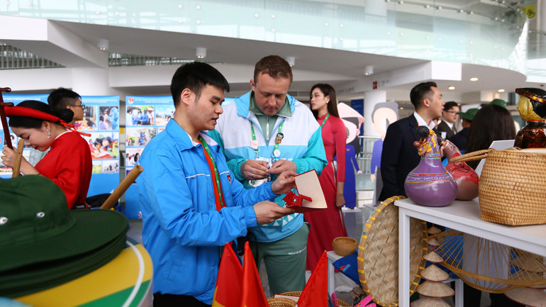 Giới thiệu đồ thủ công mỹ nghệ Việt Nam tại triển lãm.