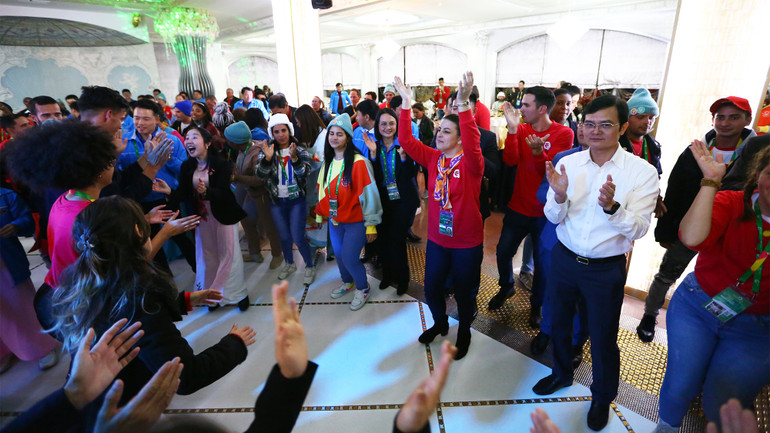 Thanh niên hai nước hòa vào những lời ca, tiếng hát. Ảnh: THANH THỂ