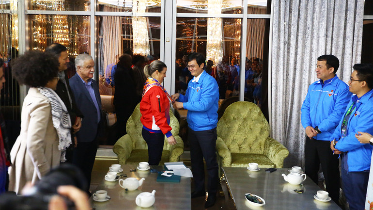 Bí thư thứ nhất Trung ương Đoàn TNCS Hồ Chí Minh Bùi Quang Huy tặng khăn cho Bí thư thứ nhất Trung ương Đoàn Cuba Aylín Álvarez García. Ảnh: THANH THỂ