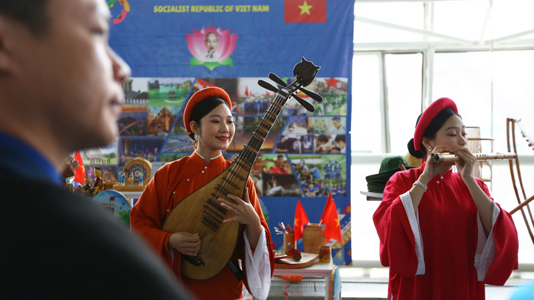 Hoàng Nga (đứng giữa) biểu diễn đàn tì bà.