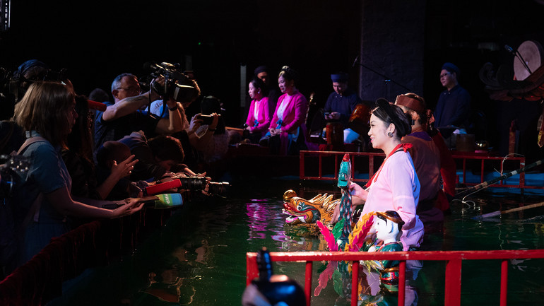 Các nghệ sĩ Việt Nam trình diễn múa rối nước tại Moskva (Nga). (Ảnh: THANH THỂ) Các nghệ sĩ Việt Nam trình diễn múa rối nước tại Moskva (Nga). (Ảnh: THANH THỂ)