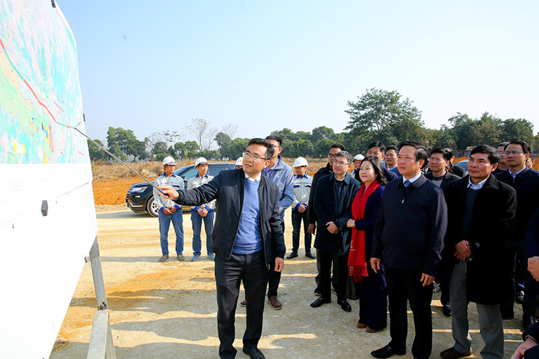 Lãnh đạo tỉnh Ninh Bình kiểm tra tiến độ thực hiện tuyến đường đông-tây kết nối giao thông liên vùng. (Ảnh XUÂN TRƯỜNG) Lãnh đạo tỉnh Ninh Bình kiểm tra tiến độ thực hiện tuyến đường đông-tây kết nối giao thông liên vùng. (Ảnh XUÂN TRƯỜNG)