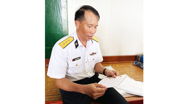 Niềm vui của thượng úy chuyên nghiệp Nguyễn Phùng Hải khi nhận được lá thư của con gái.