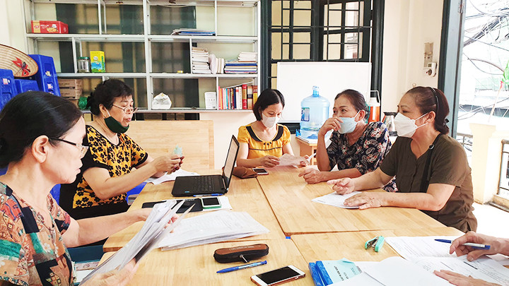 Thu thuế đất tại các tổ dân phố. Ảnh: SONG ANH Thu thuế đất tại các tổ dân phố. Ảnh: SONG ANH