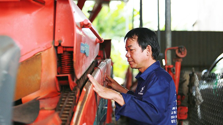 Kỹ thuật viên đánh giá chất lượng máy móc khi nhập về.