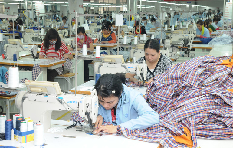 Các doanh nghiệp dệt may đang tập trung chủ động tìm kiếm, khai thác thị trường trong nước và quốc tế. Ảnh: BẮC SƠN Các doanh nghiệp dệt may đang tập trung chủ động tìm kiếm, khai thác thị trường trong nước và quốc tế. Ảnh: BẮC SƠN