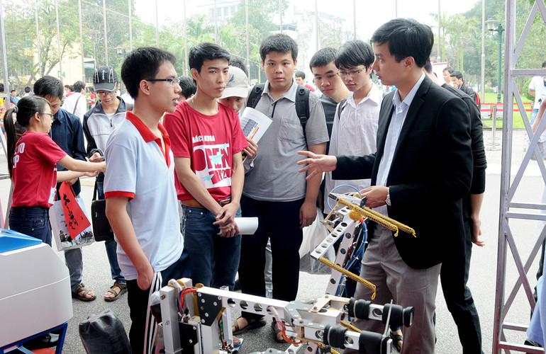 Tư vấn tuyển sinh tại Đại học Bách khoa Hà Nội. Ảnh: NGUYỄN NAM