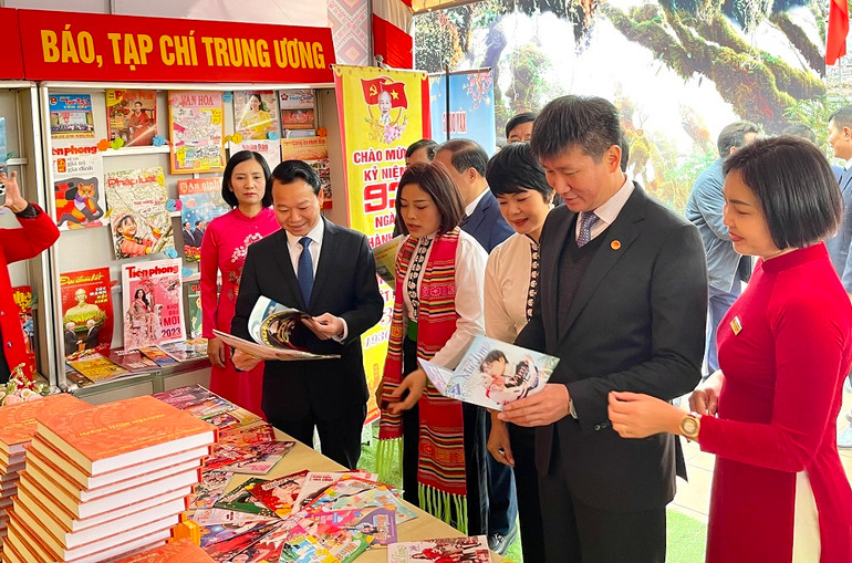 Đại biểu tham quan các sản phẩm báo chí tại khu trưng bày.