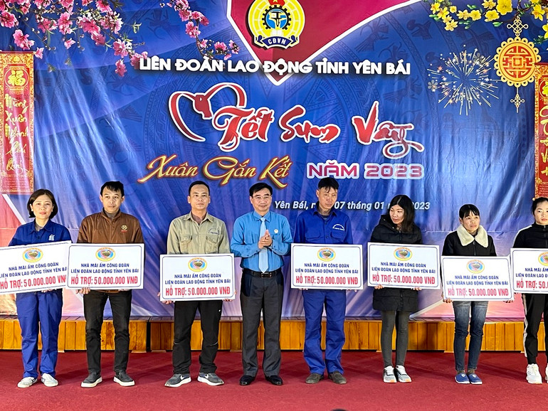 Trao 7 nhà “Mái ấm công đoàn” cho các hộ công nhân nghèo Trao 7 nhà “Mái ấm công đoàn” cho các hộ công nhân nghèo