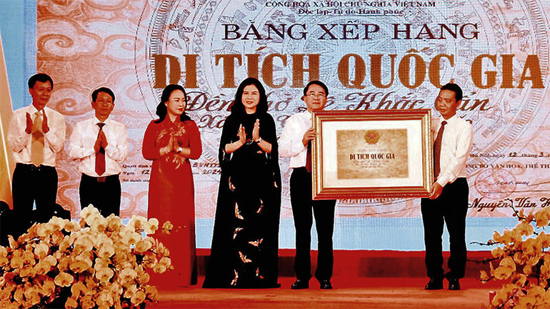 Lãnh đạo Bộ Văn hóa, Thể thao và Du lịch trao Bằng xếp hạng Di tích lịch sử quốc gia Đền thờ Lê Khắc Cẩn cho lãnh đạo thành phố Hải Phòng.