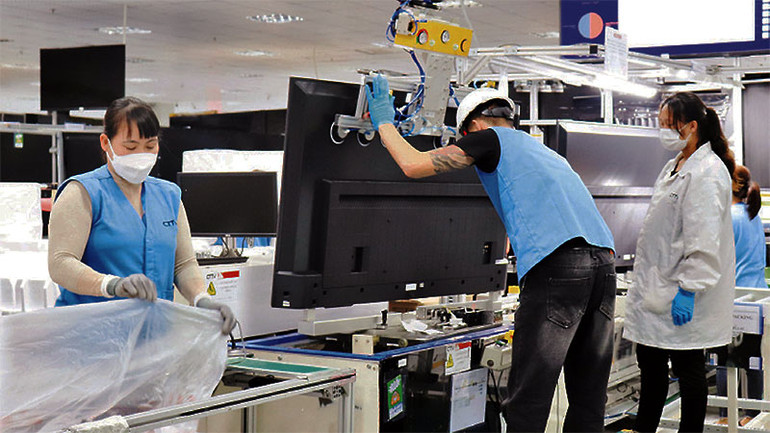 Công nhân Công ty trách nhiệm hữu hạn Competition Team Technology Việt Nam, Khu công nghiệp Đông Mai, thị xã Quảng Yên kiểm tra sản phẩm.