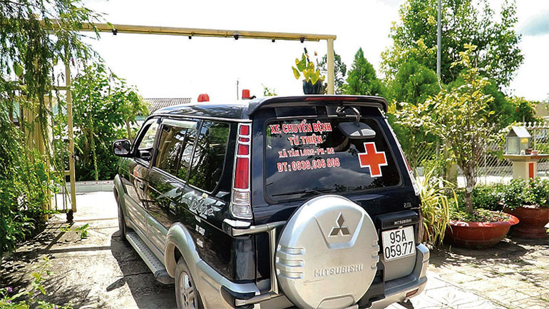 Xe vận chuyển bệnh nhân 0 đồng của đội xe ông Hạnh.
