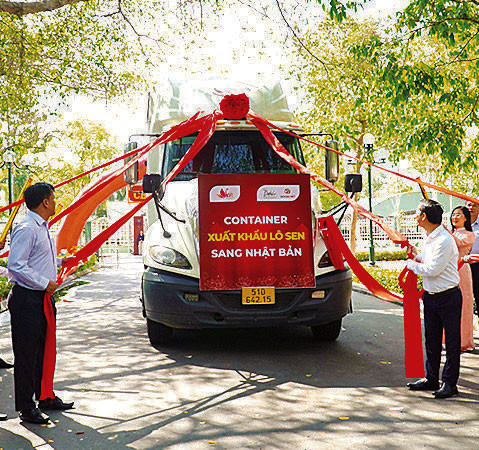 Nghi thức chúc mừng container xuất khẩu lô sen đầu tiên sang Nhật Bản.