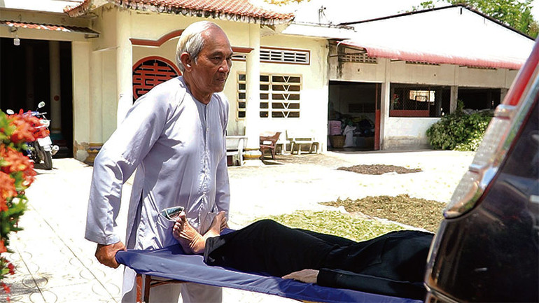 Suốt 10 năm qua ông Hạnh luôn đồng hành trên các chuyến xe vận chuyển bệnh nhân 0 đồng.